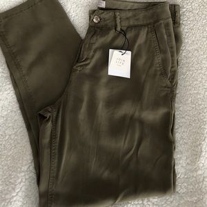 NWT Zara lightweight kakis beautiful excellent